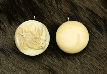 Amulett aus Büffelknochen und Teakholz in Handarbeit gefertigt aus Südafrika