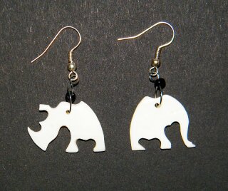 Elefant+Nashorn weiß:  Länge 4 cm, Länge Figur 1,8 cm, Breite 2,3 cm (ausverkauft)